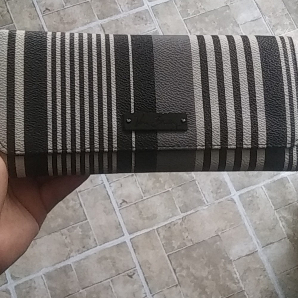 Vera Bradley magnetic closure wallet